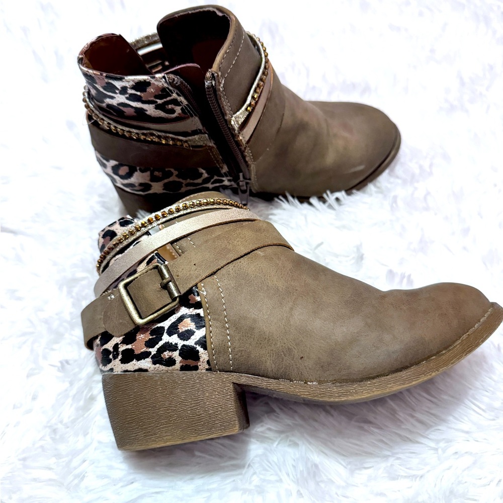 Girls size 1 boots